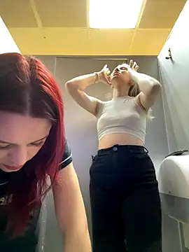 Snapshot of Cum_girlss chatting on November 21, 2025, 5:44 pm Cum girlss online show from November 21, 2025, 5:44 pm