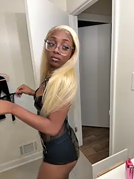 Snapshot of Moxhavix chatting on November 15, 2025, 10:37 pm Moxhavix online show from November 15, 2025, 10:37 pm