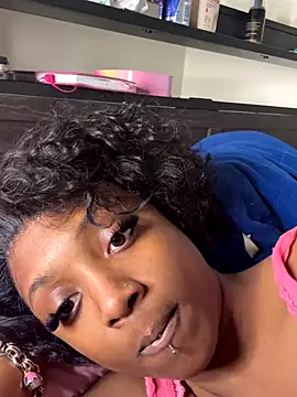 Snapshot of Moxhavix chatting on November 19, 2025, 5:07 am Moxhavix online show from November 19, 2025, 5:07 am