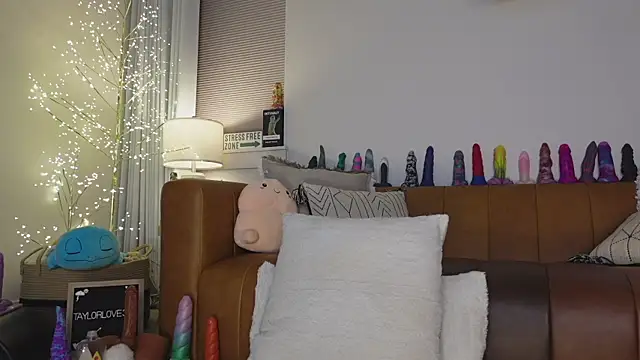 Taylorlove303 online show from April 5, 2026, 10:12 am