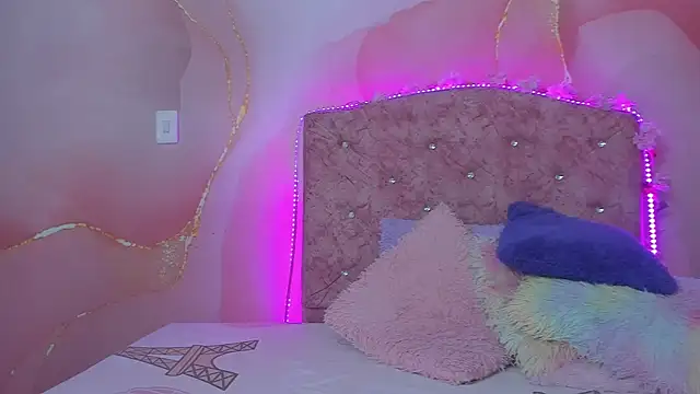 violet taylor  online show from October 17, 2025, 2:26 am