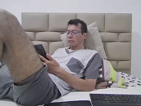 skinnylatino51 online show from April 10, 2026, 12:27 am