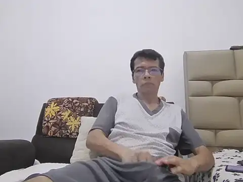 Snapshot of skinnylatino51 chatting on May 28, 2026, 1:03 am skinnylatino51 online show from May 28, 2026, 1:03 am