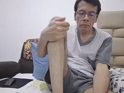 Snapshot of skinnylatino51 chatting on May 29, 2026, 12:30 am skinnylatino51 online show from May 29, 2026, 12:30 am