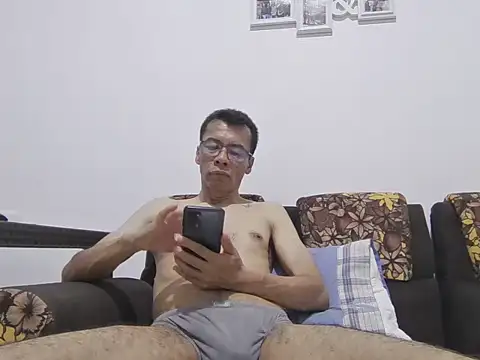 Snapshot of skinnylatino51 chatting on June 27, 2026, 12:26 am skinnylatino51 online show from June 27, 2026, 12:26 am