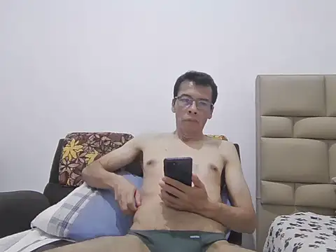 Snapshot of skinnylatino51 chatting on August 2, 2026, 1:15 am skinnylatino51 online show from August 2, 2026, 1:15 am