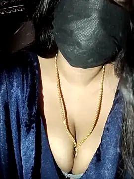 umairahaasan 1 online show from November 11, 2025, 11:21 am