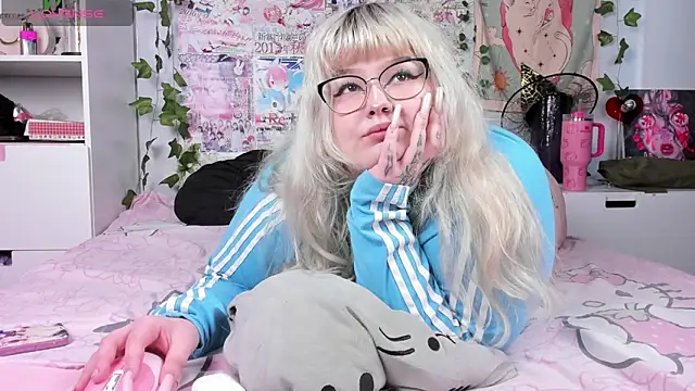  CandyM1lky  online show from April 24, 2026, 8:06 am