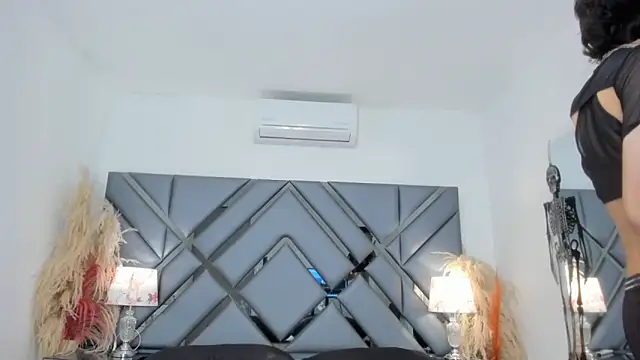 Milan LewisS online show from October 22, 2025, 12:05 pm