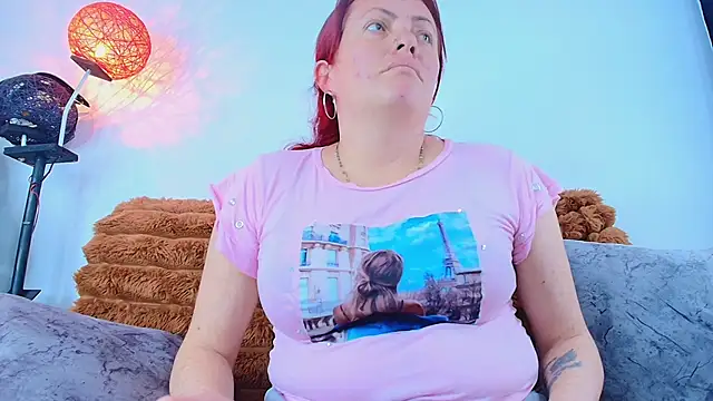 carolinhe  online show from November 11, 2025, 8:09 pm