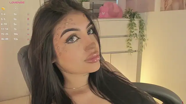 Snapshot of EmmyKenner chatting on October 31, 2025, 11:44 am EmmyKenner online show from October 31, 2025, 11:44 am