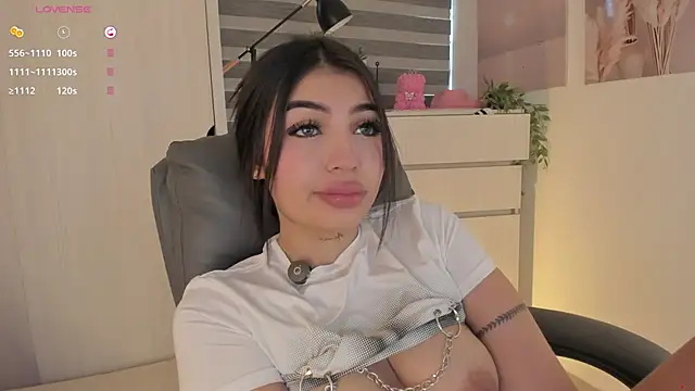 Snapshot of EmmyKenner chatting on November 3, 2025, 12:28 pm EmmyKenner online show from November 3, 2025, 12:28 pm