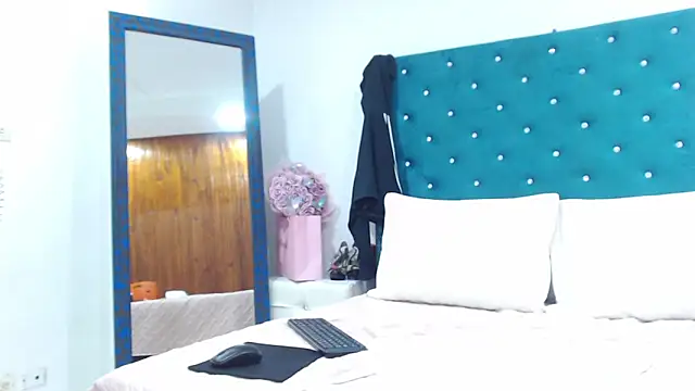 KimScarleth online show from October 3, 2025, 5:43 pm