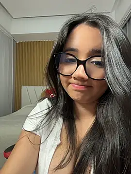 Michelle Zoe online show from July 7, 2026, 4:37 am
