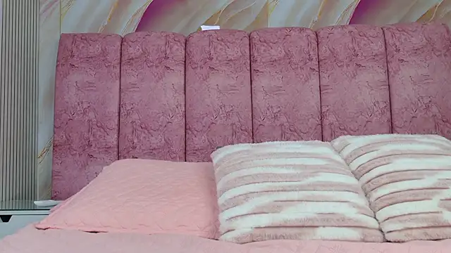 emmacurvy online show from April 18, 2026, 3:10 am