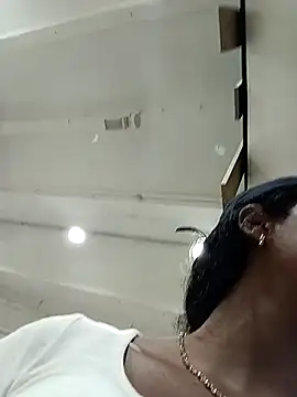 Snapshot of Fernanda30 chatting on October 15, 2025, 5:46 pm Fernanda30 online show from October 15, 2025, 5:46 pm