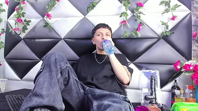 Megan Thompson  online show from October 29, 2025, 2:25 am