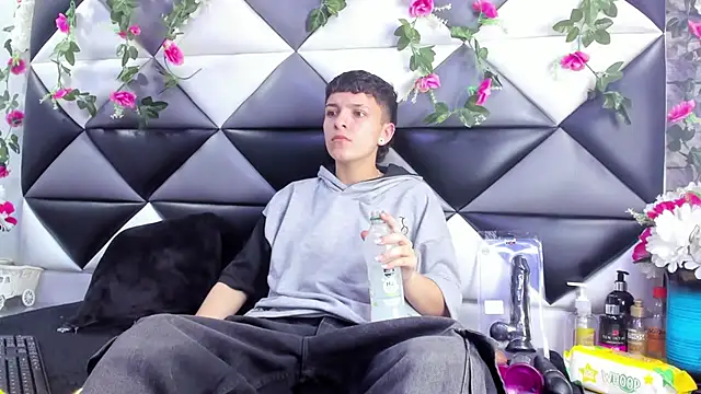 Megan Thompson  online show from November 27, 2025, 2:02 am