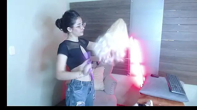 Snapshot of Karol_Yessenia chatting on September 22, 2025, 1:35 pm Karol Yessenia online show from September 22, 2025, 1:35 pm