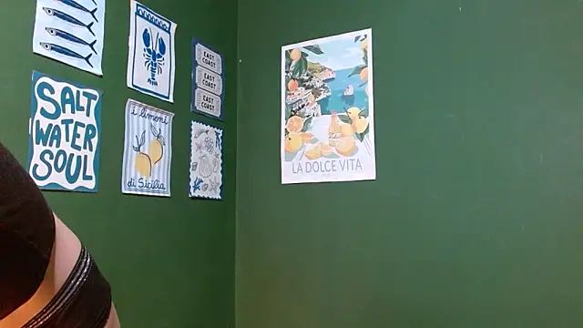 Snapshot of Roxiehood chatting on October 31, 2025, 2:23 am Roxiehood online show from October 31, 2025, 2:23 am