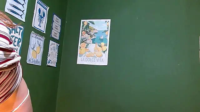 Snapshot of Roxiehood chatting on December 3, 2025, 9:35 pm Roxiehood online show from December 3, 2025, 9:35 pm