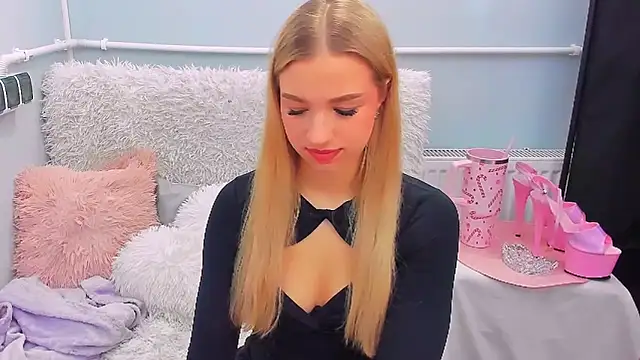 Snapshot of EvetteRose chatting on February 8, 2026, 2:20 pm EvetteRose online show from February 8, 2026, 2:20 pm