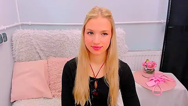 EvetteRose online show from April 13, 2026, 8:25 pm