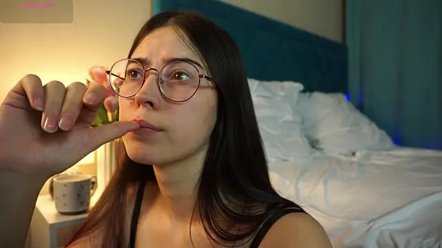 Snapshot of ywixos chatting on November 4, 2025, 2:49 pm ywixos online show from November 4, 2025, 2:49 pm