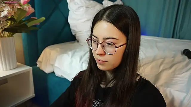 Snapshot of ywixos chatting on December 18, 2025, 2:34 pm ywixos online show from December 18, 2025, 2:34 pm