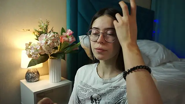 Snapshot of ywixos chatting on January 13, 2026, 2:22 pm ywixos online show from January 13, 2026, 2:22 pm