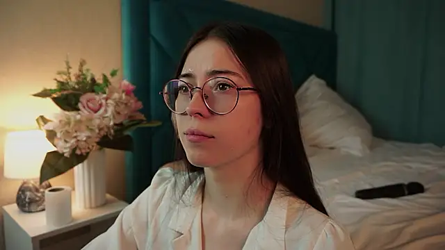 Snapshot of ywixos chatting on February 13, 2026, 2:57 pm ywixos online show from February 13, 2026, 2:57 pm