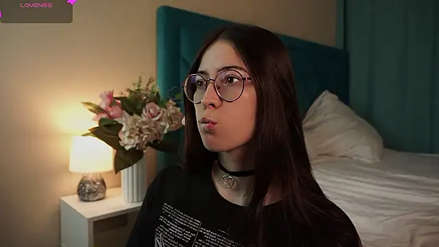 Snapshot of ywixos chatting on February 15, 2026, 2:25 pm ywixos online show from February 15, 2026, 2:25 pm