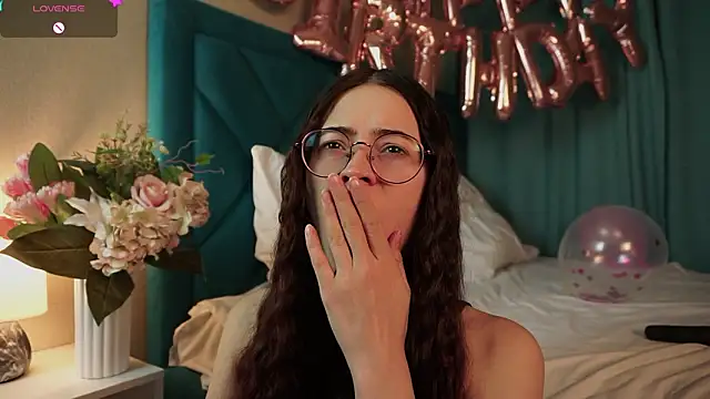 Snapshot of ywixos chatting on February 21, 2026, 2:29 pm ywixos online show from February 21, 2026, 2:29 pm