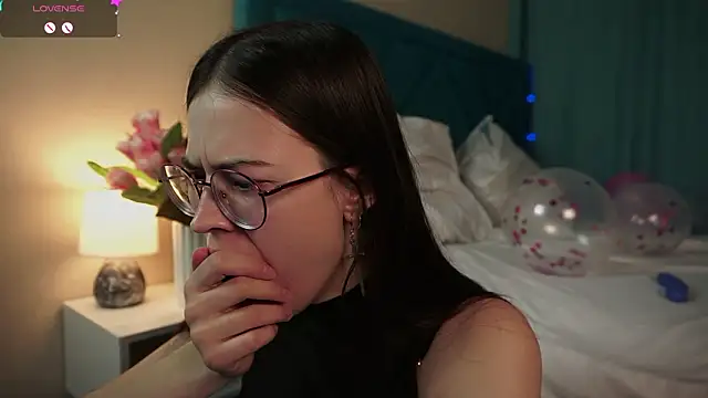 Snapshot of ywixos chatting on March 3, 2026, 2:45 pm ywixos online show from March 3, 2026, 2:45 pm