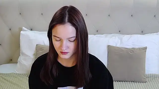 MichelleRoux online show from November 4, 2025, 1:32 pm