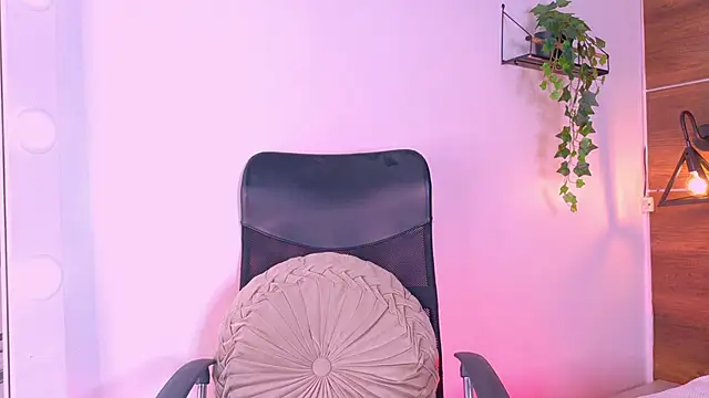 TiffValentinee  online show from November 5, 2025, 8:09 pm