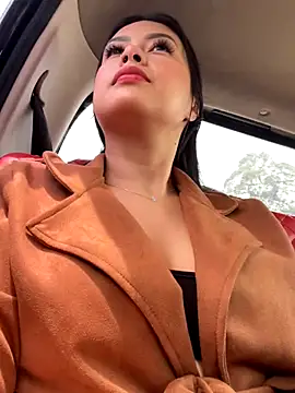 CrisMarulanda online show from November 5, 2025, 4:51 pm