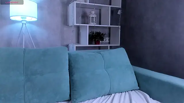 Molly Platt online show from November 17, 2025, 9:26 am