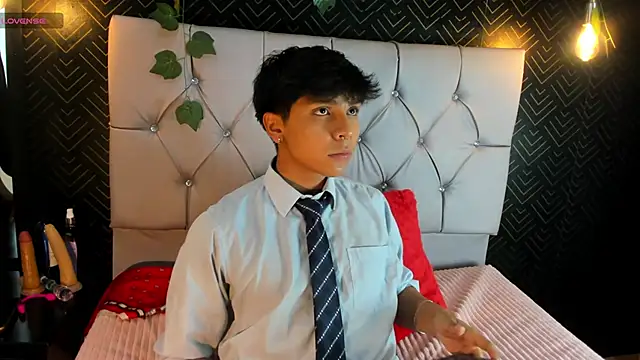 Snapshot of Thiago_Kozak chatting on October 7, 2025, 12:24 pm Thiago Kozak online show from October 7, 2025, 12:24 pm