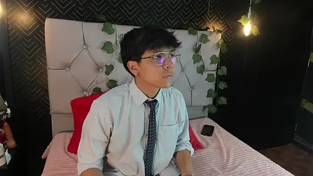 Snapshot of Thiago_Kozak chatting on October 13, 2025, 1:00 pm Thiago Kozak online show from October 13, 2025, 1:00 pm