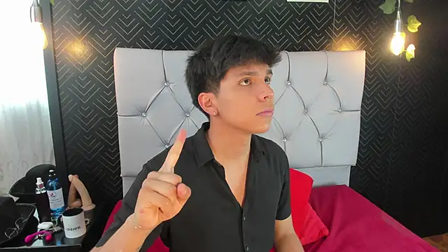 Snapshot of Thiago_Kozak chatting on October 30, 2025, 3:24 pm Thiago Kozak online show from October 30, 2025, 3:24 pm