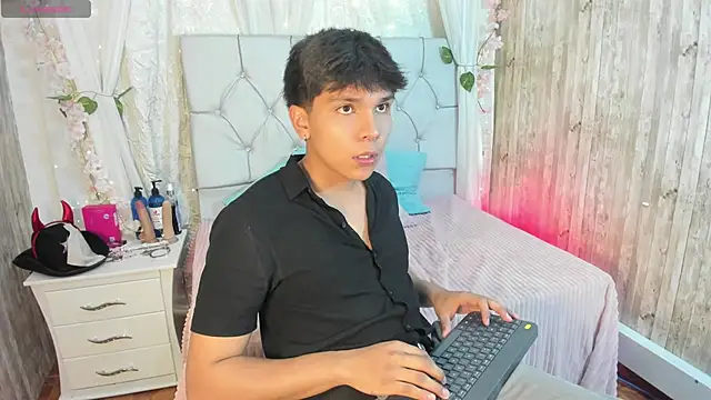 Snapshot of Thiago_Kozak chatting on November 18, 2025, 2:17 am Thiago Kozak online show from November 18, 2025, 2:17 am