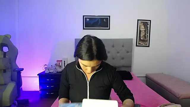 Esmeraldaa- online show from October 5, 2025, 4:33 am