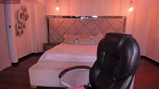 SarahYates online show from September 12, 2025, 4:01 am