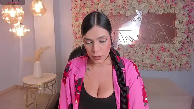 Snapshot of SarahYates chatting on May 17, 2026, 11:12 pm SarahYates online show from May 17, 2026, 11:12 pm
