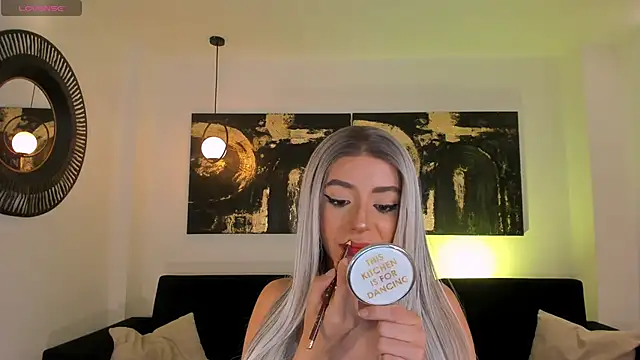 IsabellaMoreau online show from December 17, 2025, 8:37 pm