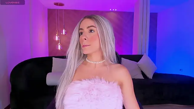 IsabellaMoreau online show from April 15, 2026, 8:09 pm