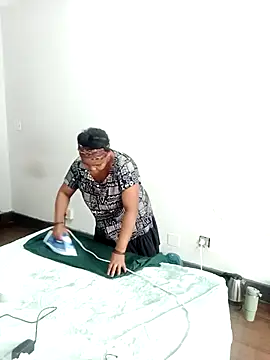 ShySexyBaddiexx online show from September 24, 2025, 10:29 am