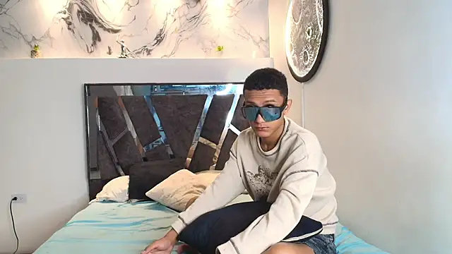 TWINKS FRIENDS online show from November 11, 2025, 7:41 am