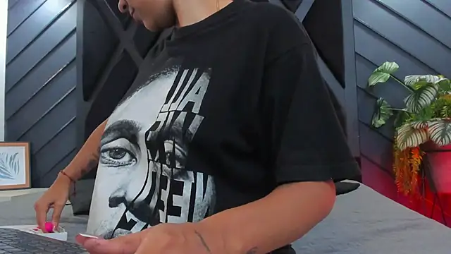 zoe martins  online show from October 6, 2025, 5:21 pm